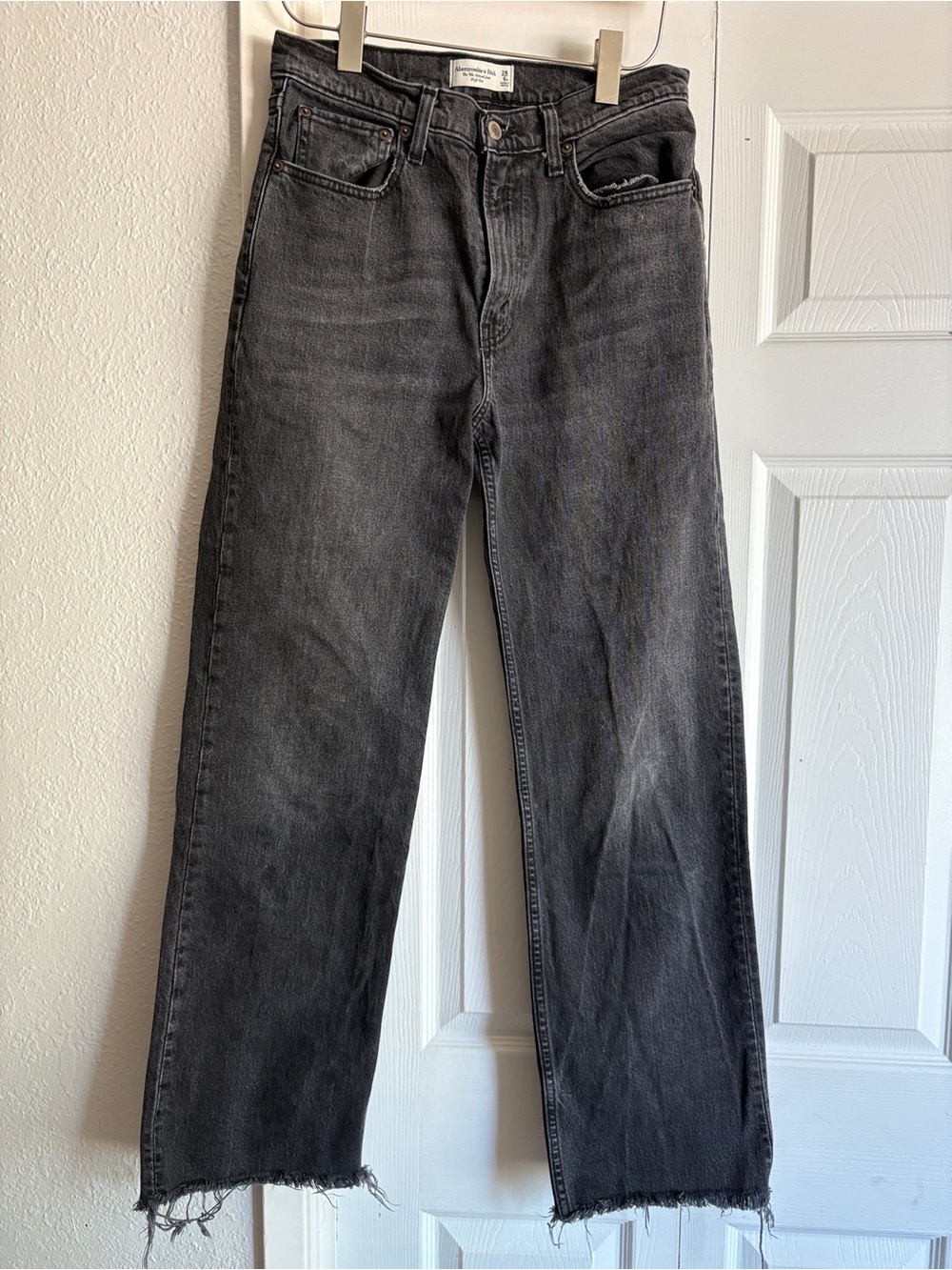 Abercrombie & Fitch The 90s Relaxed Jean High Rise Raw Hem